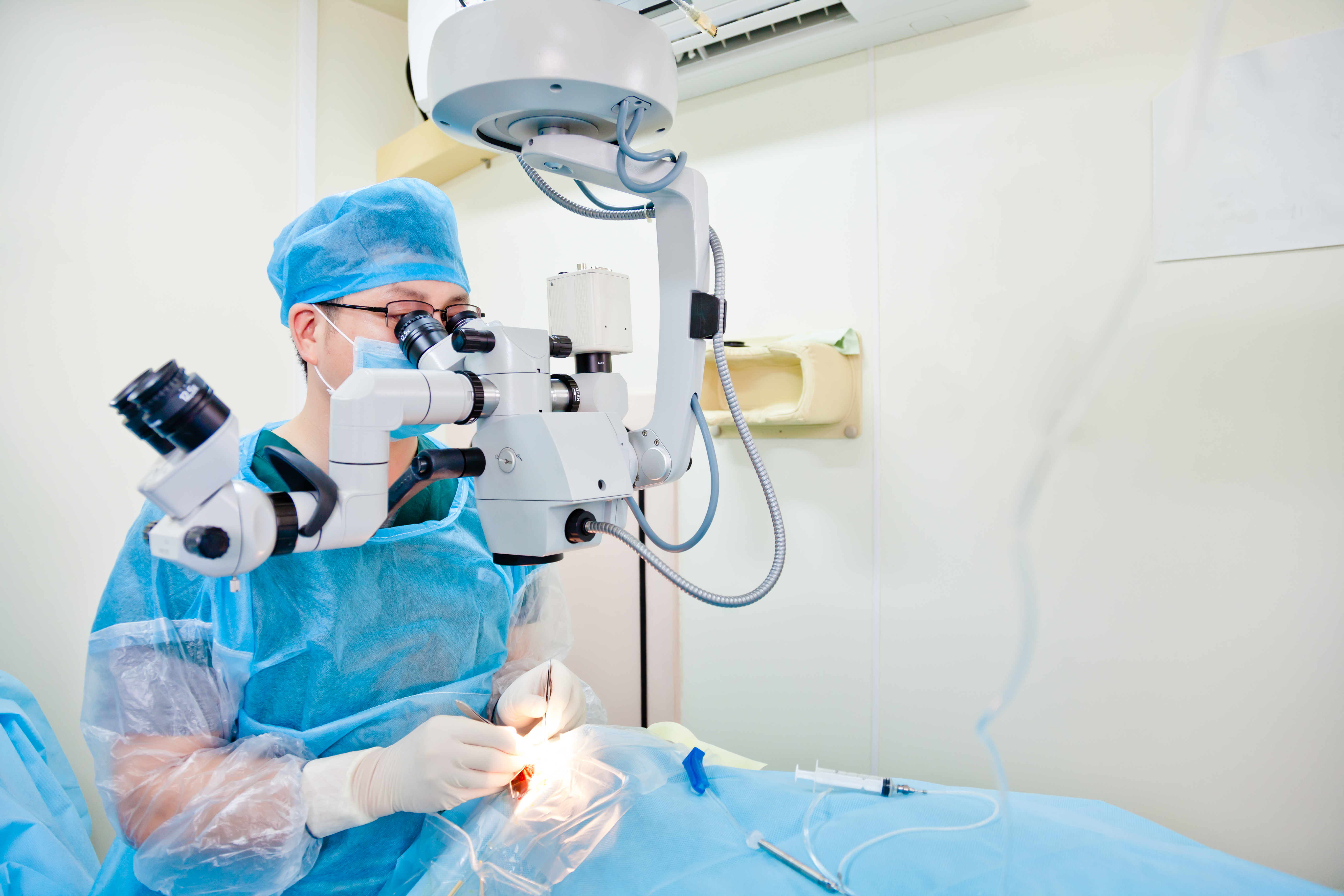 Оперативное лечение катаракты. Офтальмология операции.